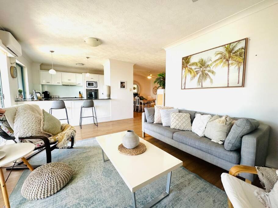 Ocean View Dreaming, Metres To The Beach! Gold Coast