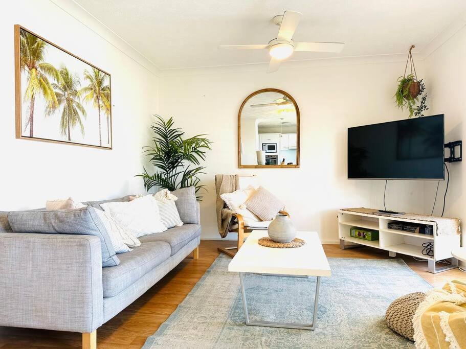 Ocean View Dreaming, Metres To The Beach! Gold Coast