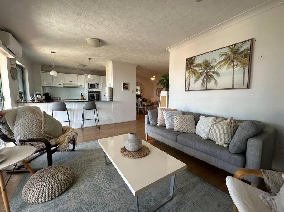 Apartment Ocean View Dreaming, Metres To The Beach!