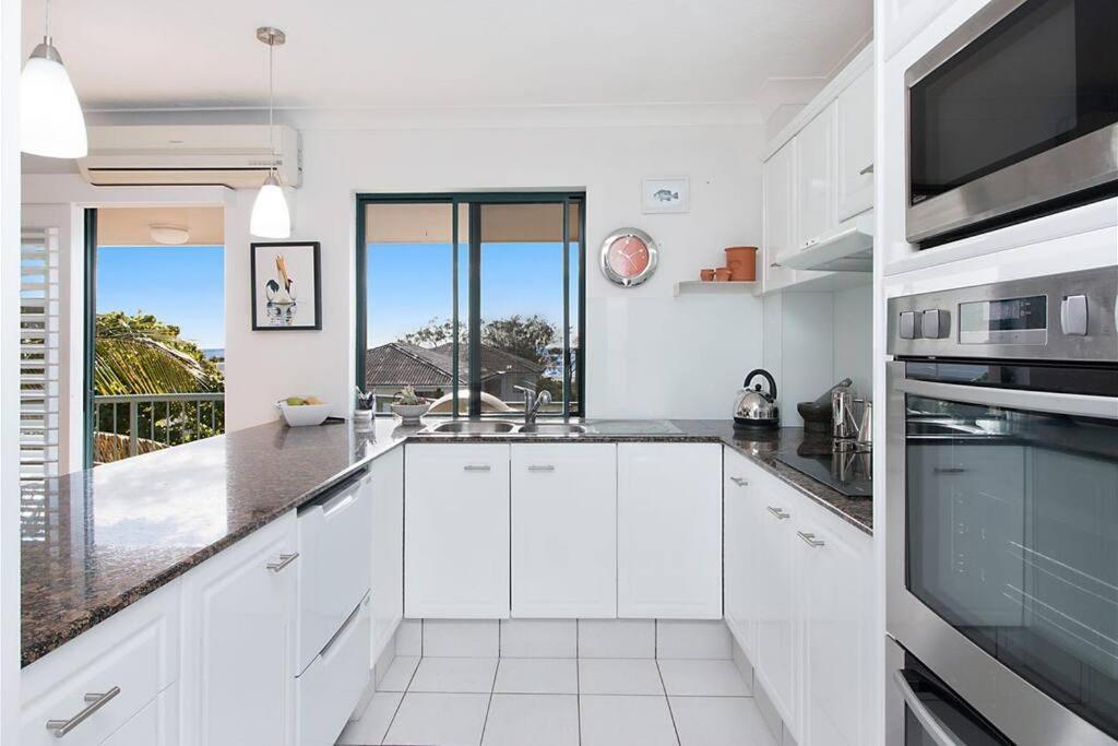 Ocean View Dreaming, Metres To The Beach! Apartment